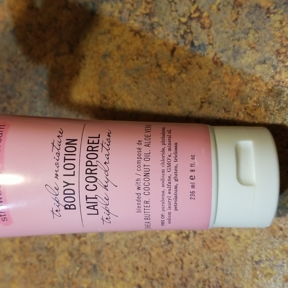 Cake Beauty Be Delectable Strawberry & Cream Triple Moisture Body Lotion, NWT - Picture 3 of 5